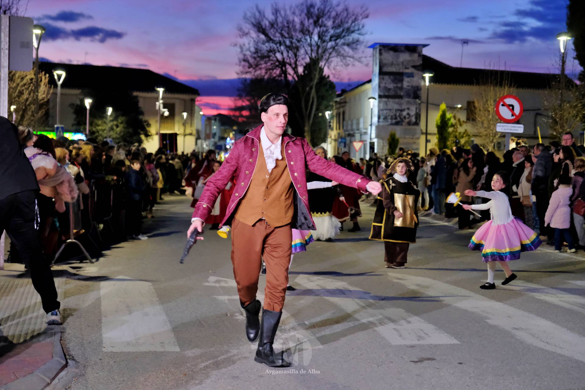 El Gran Desfile de Comparsas recorre Argamasilla de Alba con diez agrupaciones