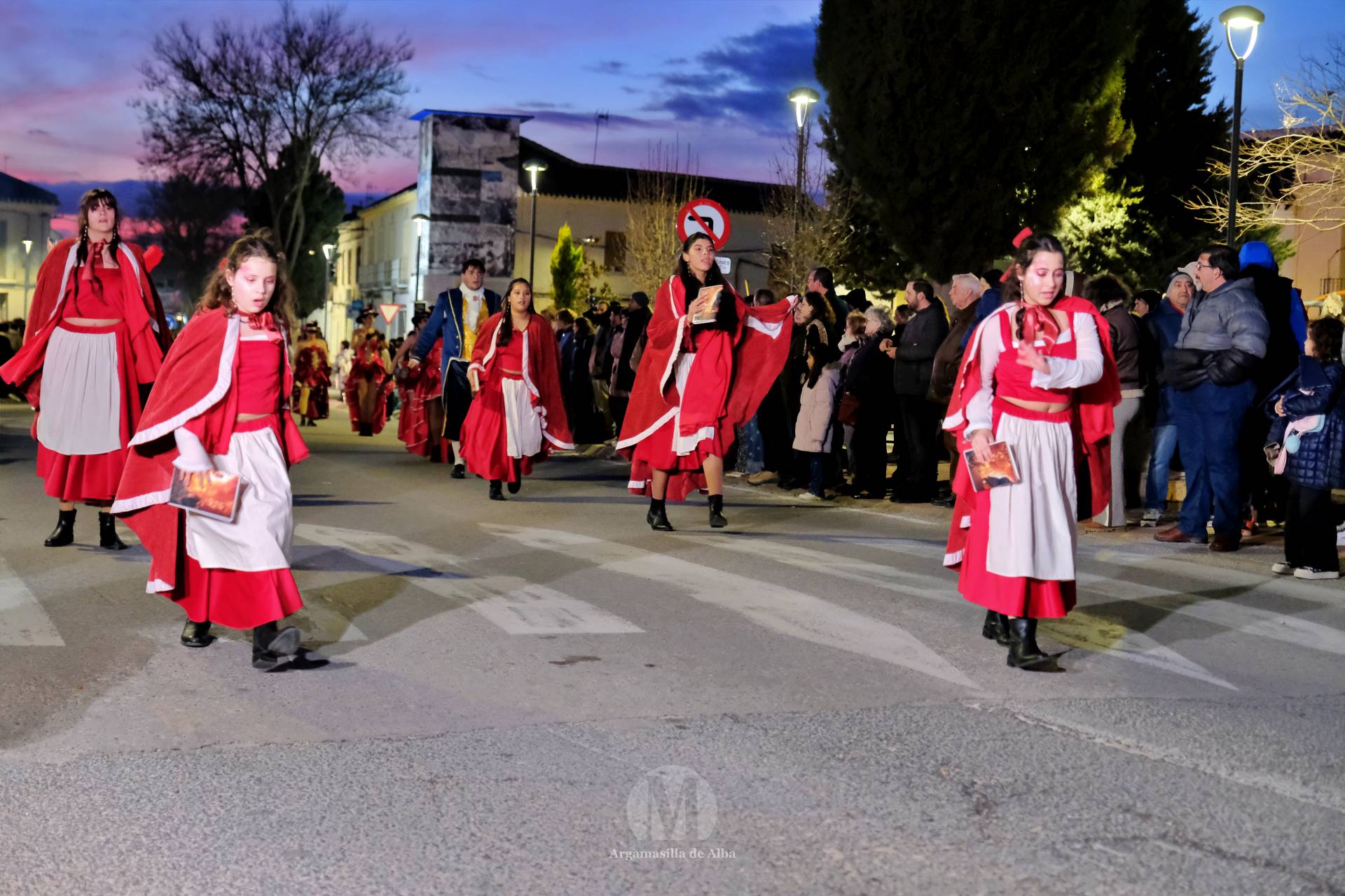 El Gran Desfile de Comparsas recorre Argamasilla de Alba con diez agrupaciones