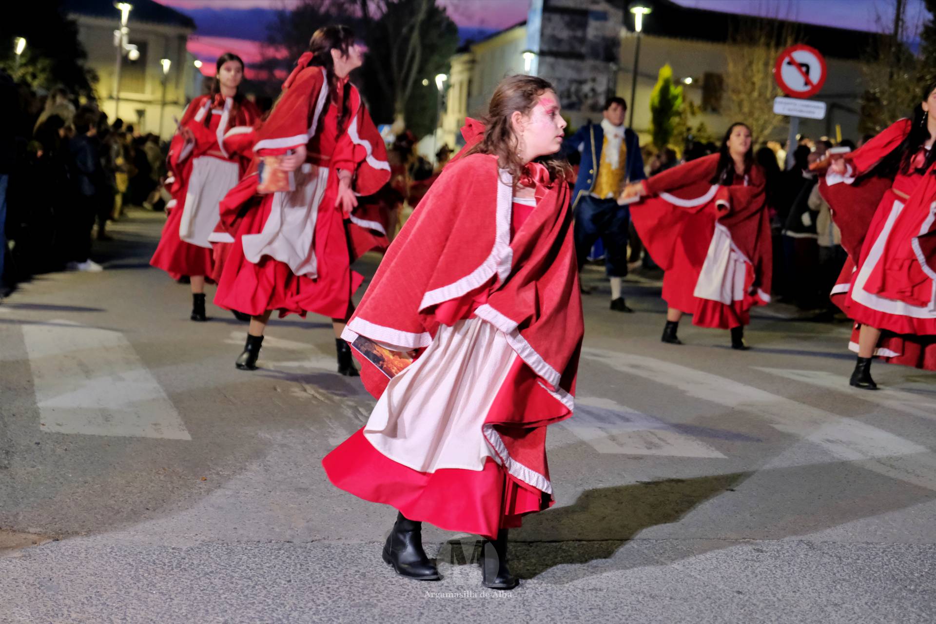El Gran Desfile de Comparsas recorre Argamasilla de Alba con diez agrupaciones