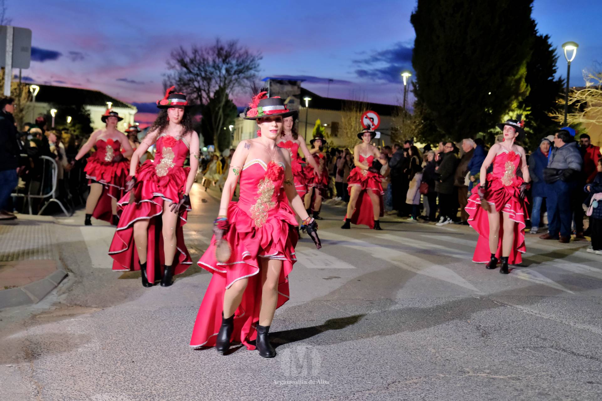 El Gran Desfile de Comparsas recorre Argamasilla de Alba con diez agrupaciones