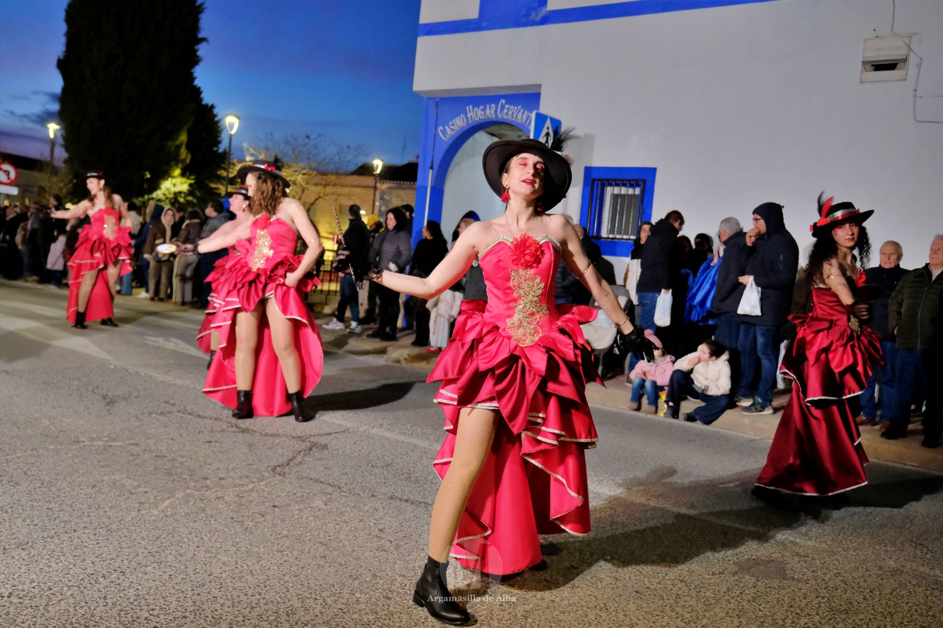 El Gran Desfile de Comparsas recorre Argamasilla de Alba con diez agrupaciones