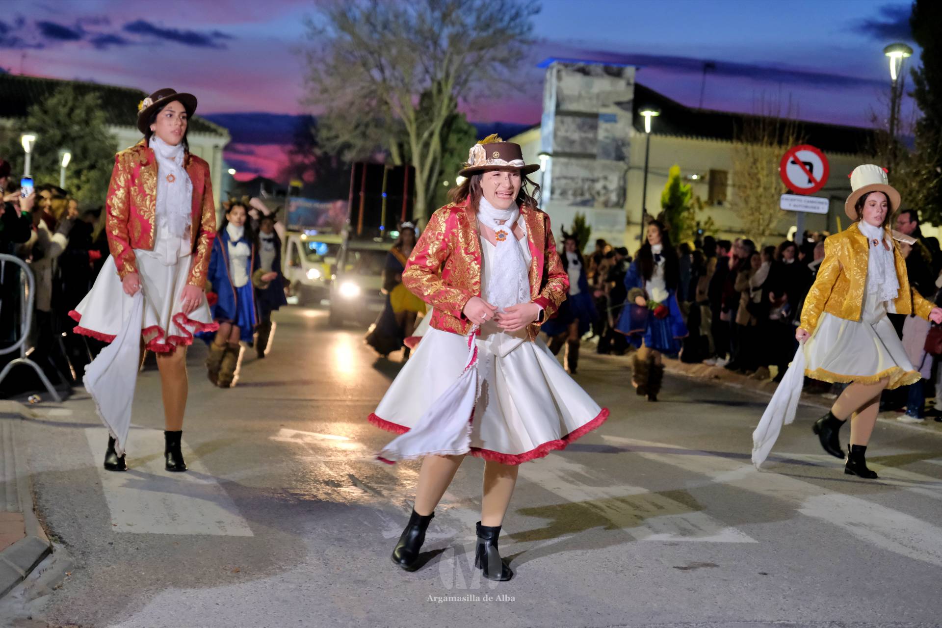 El Gran Desfile de Comparsas recorre Argamasilla de Alba con diez agrupaciones