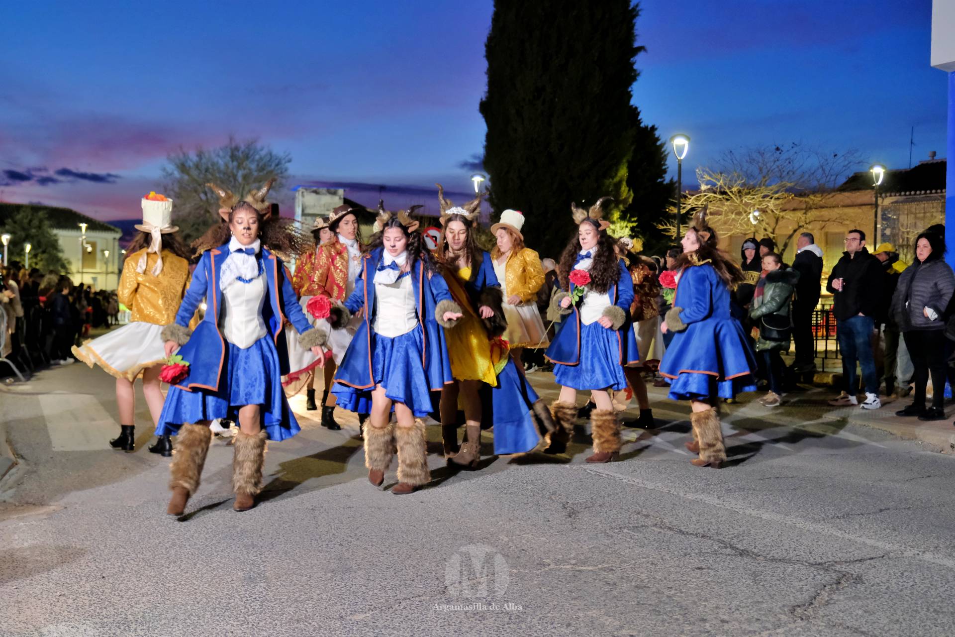 El Gran Desfile de Comparsas recorre Argamasilla de Alba con diez agrupaciones