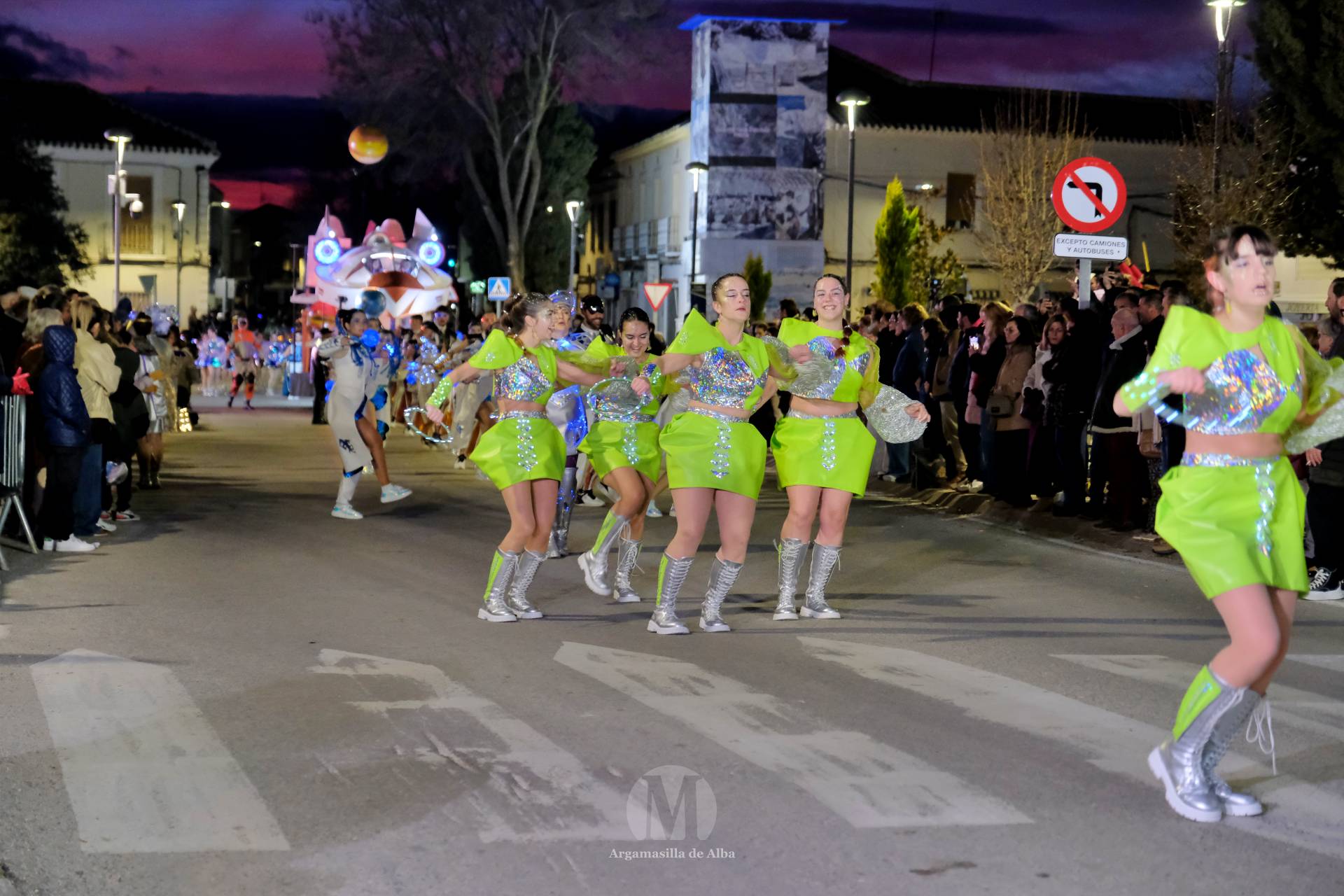 El Gran Desfile de Comparsas recorre Argamasilla de Alba con diez agrupaciones