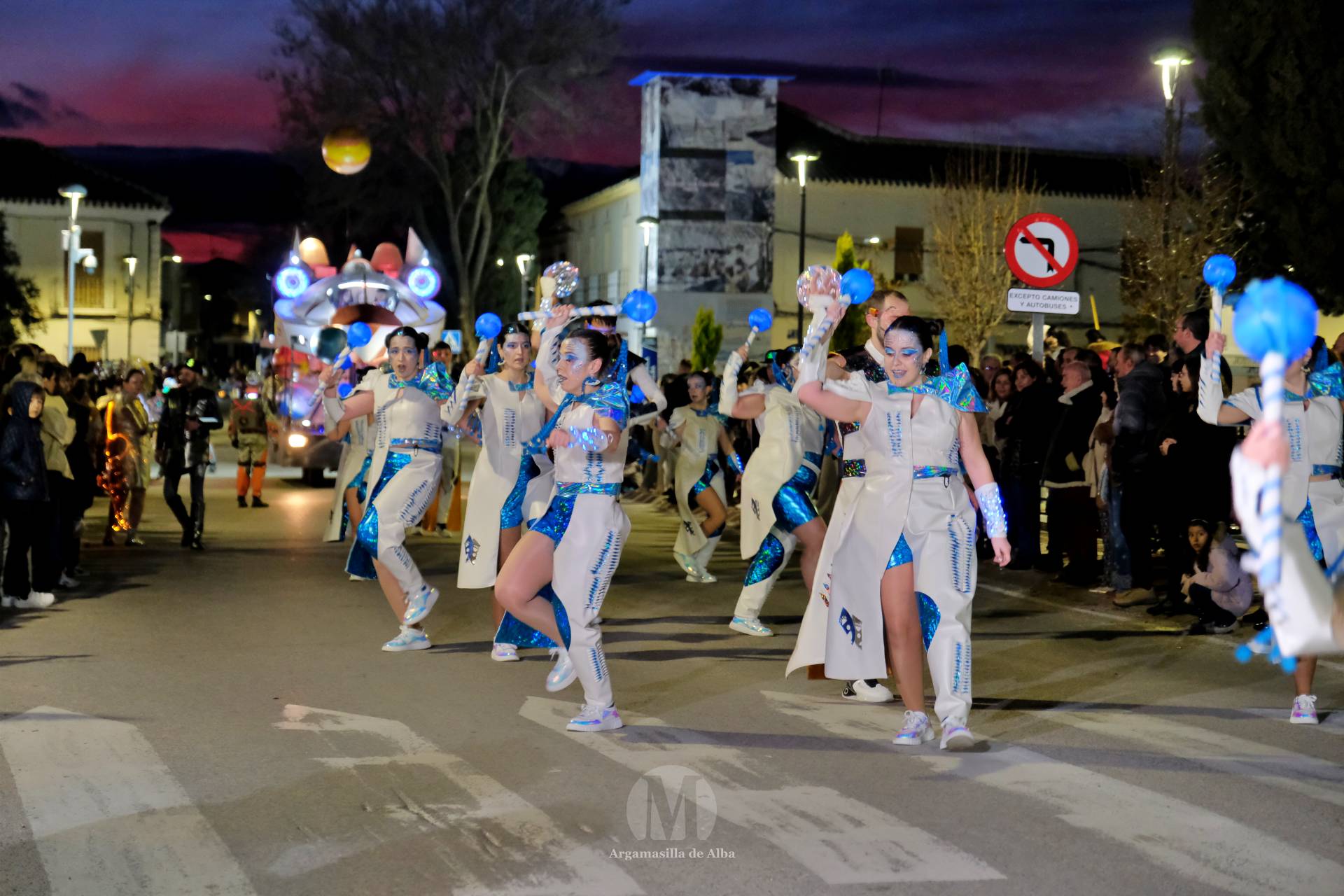 El Gran Desfile de Comparsas recorre Argamasilla de Alba con diez agrupaciones