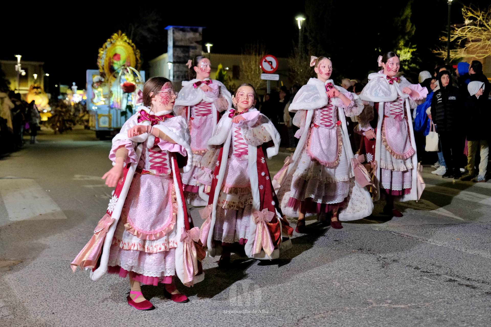 El Gran Desfile de Comparsas recorre Argamasilla de Alba con diez agrupaciones