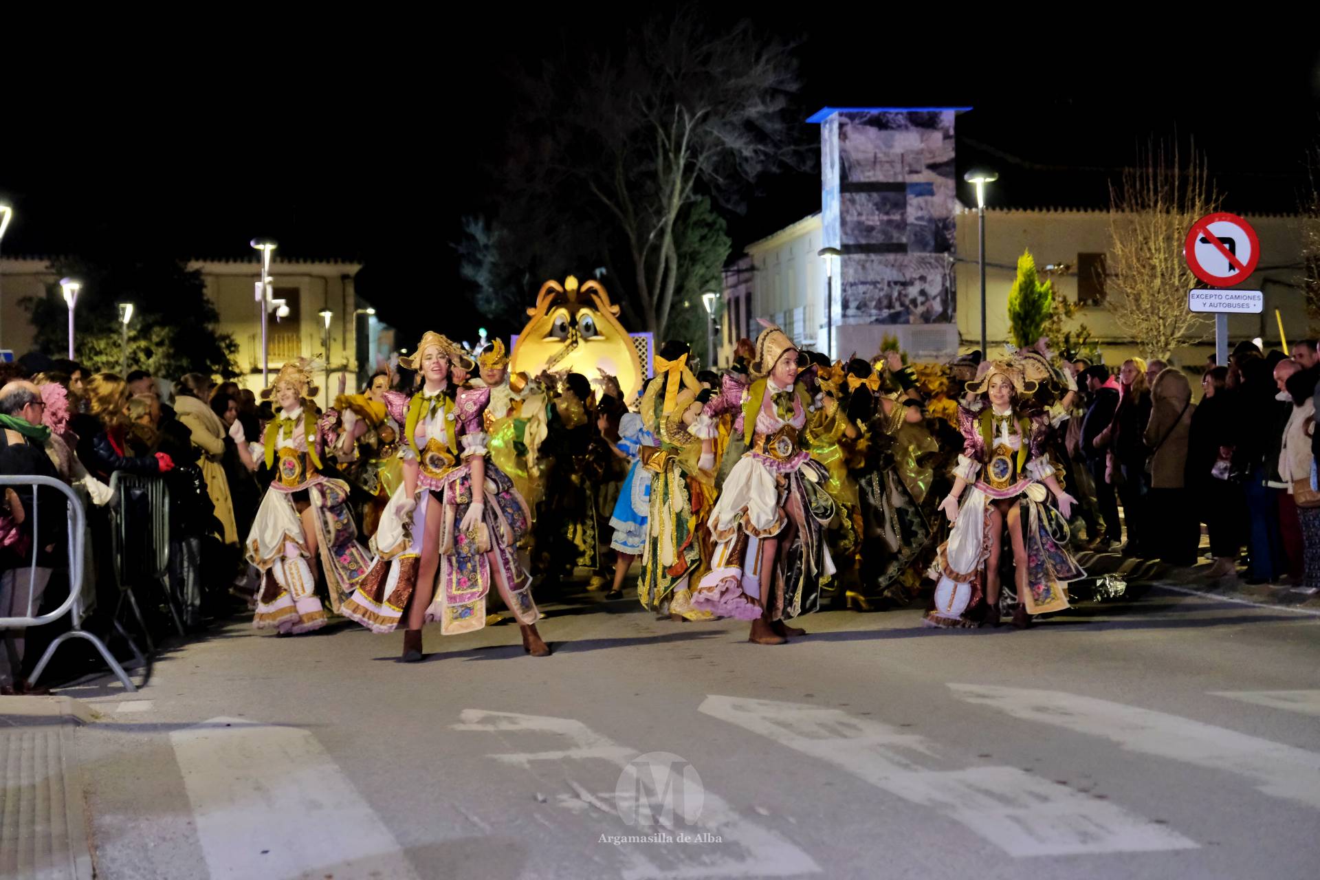 El Gran Desfile de Comparsas recorre Argamasilla de Alba con diez agrupaciones