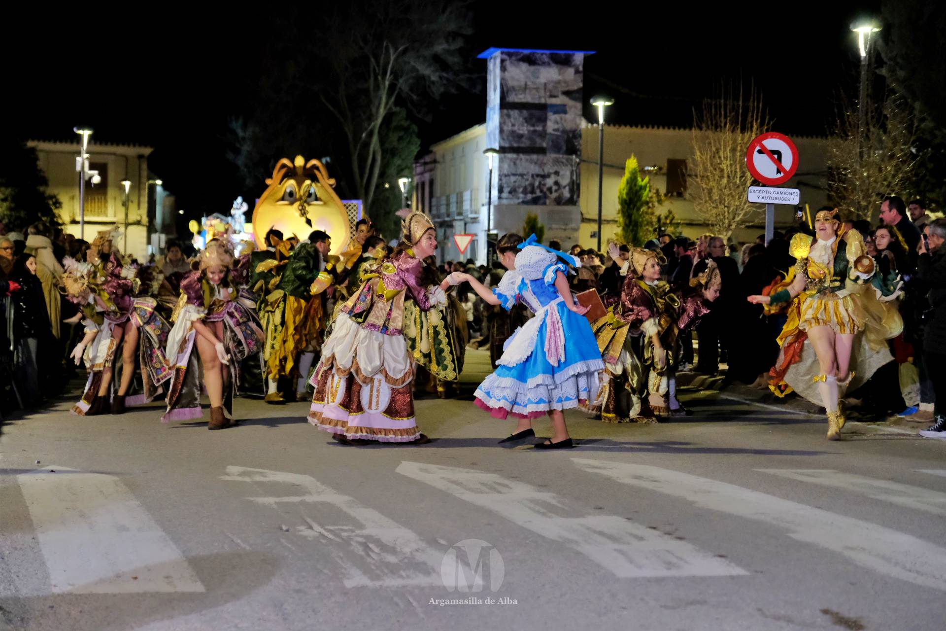 El Gran Desfile de Comparsas recorre Argamasilla de Alba con diez agrupaciones