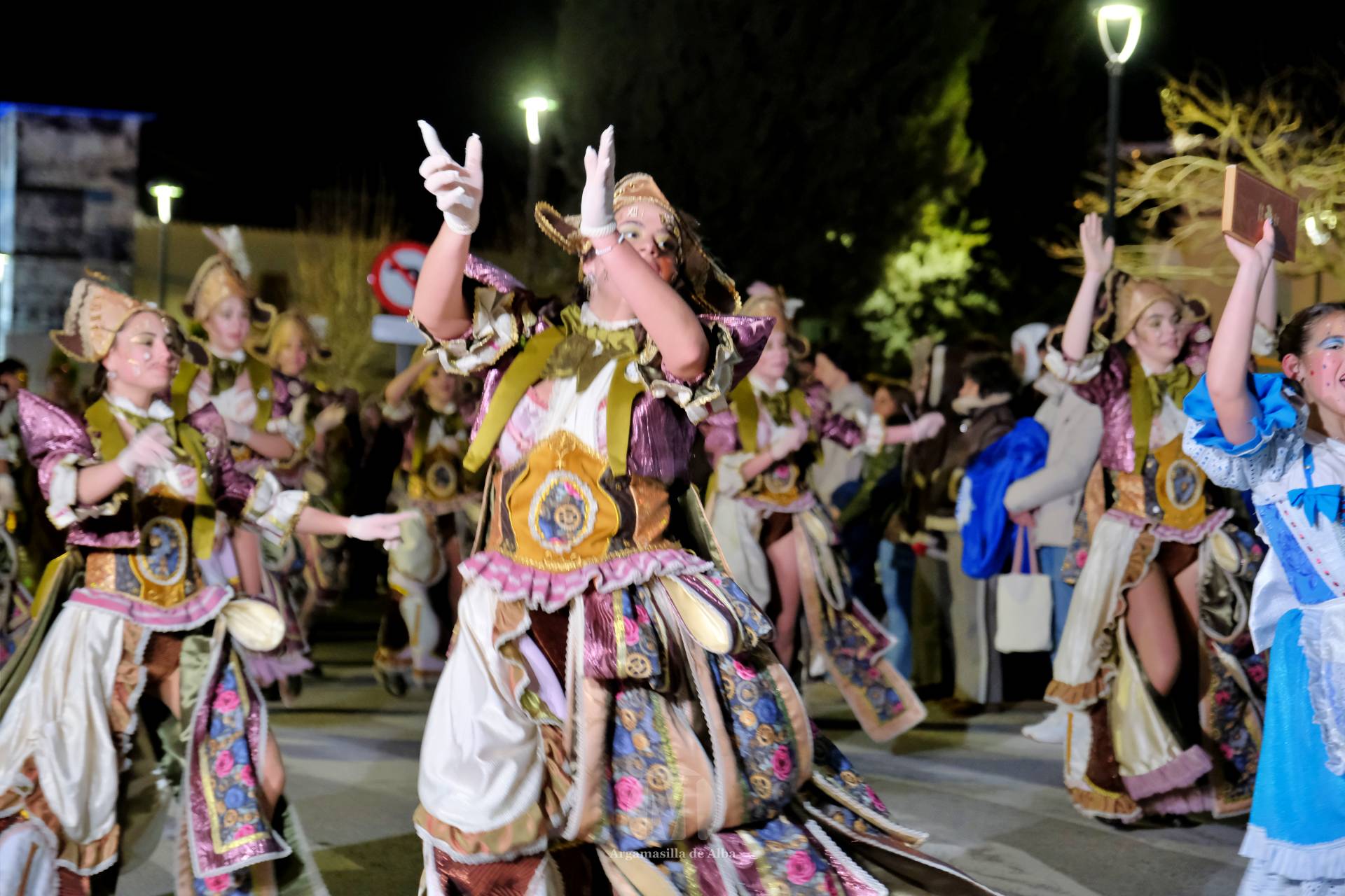 El Gran Desfile de Comparsas recorre Argamasilla de Alba con diez agrupaciones