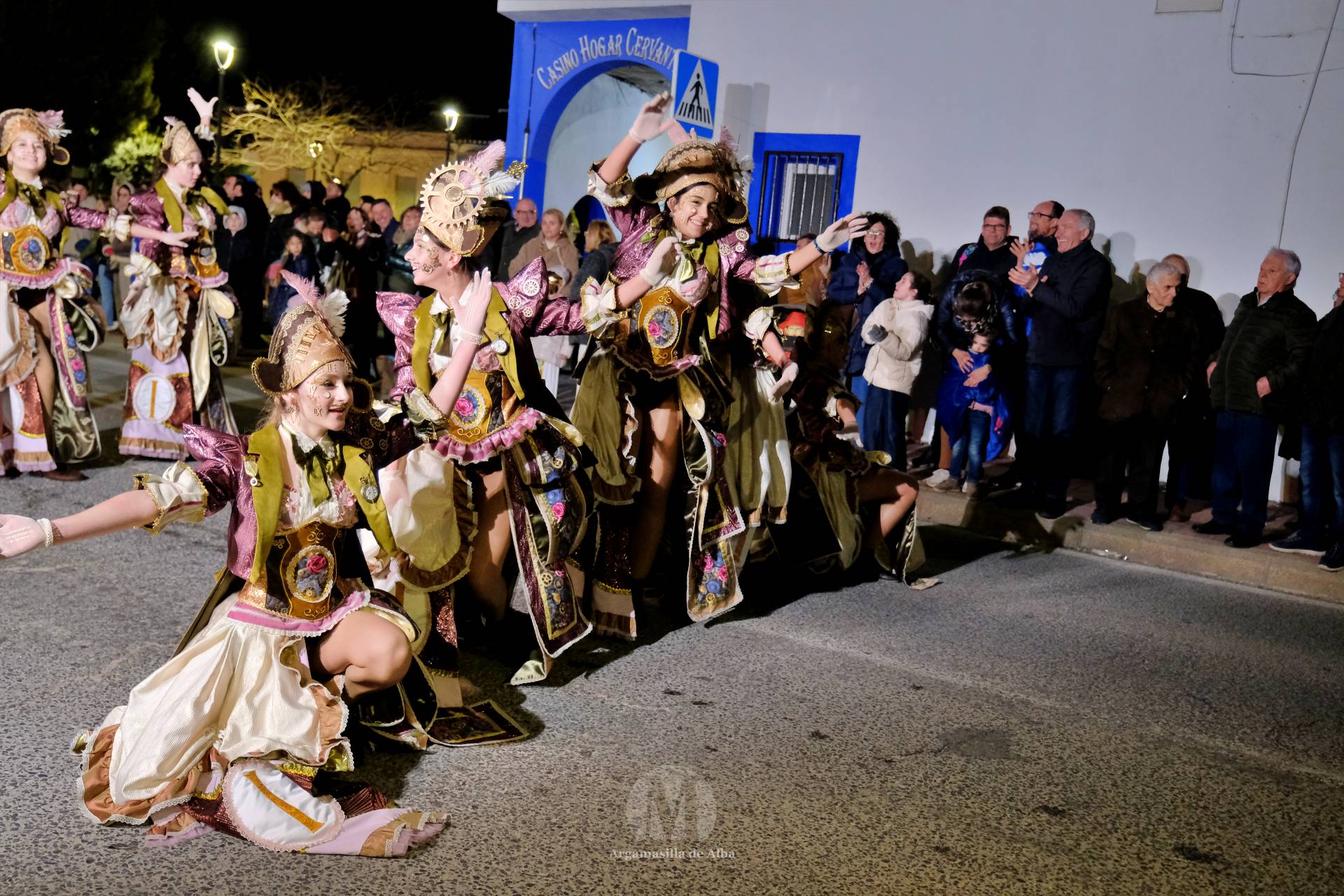 El Gran Desfile de Comparsas recorre Argamasilla de Alba con diez agrupaciones