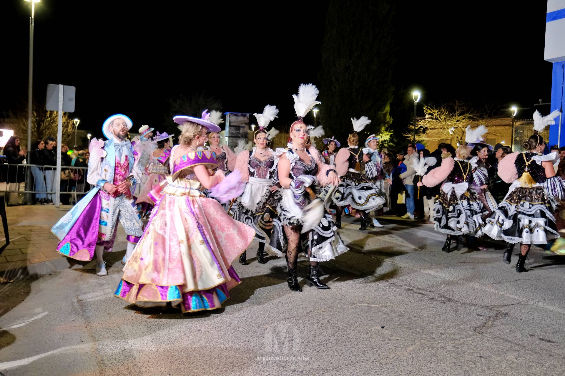 El Gran Desfile de Comparsas recorre Argamasilla de Alba con diez agrupaciones