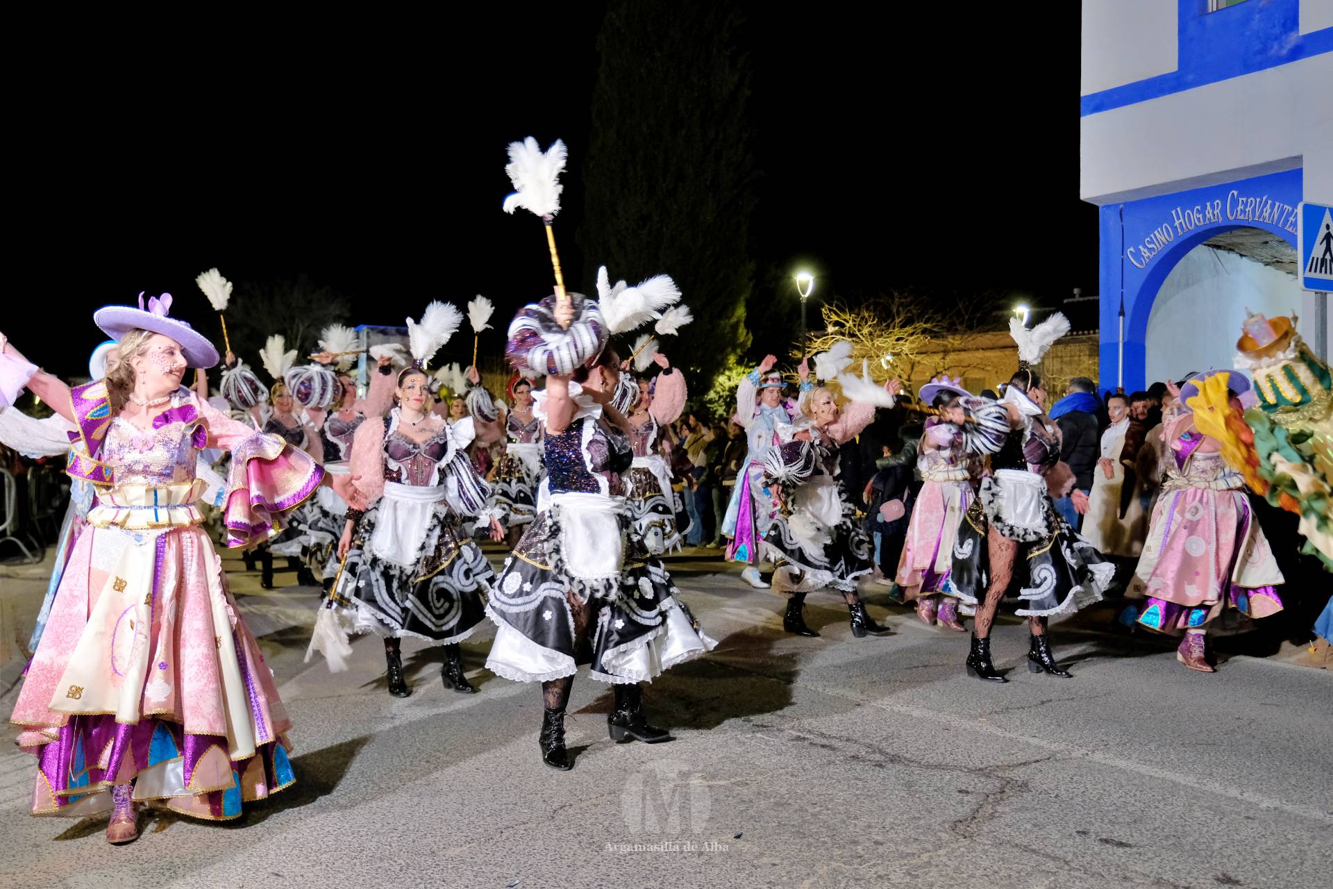 El Gran Desfile de Comparsas recorre Argamasilla de Alba con diez agrupaciones