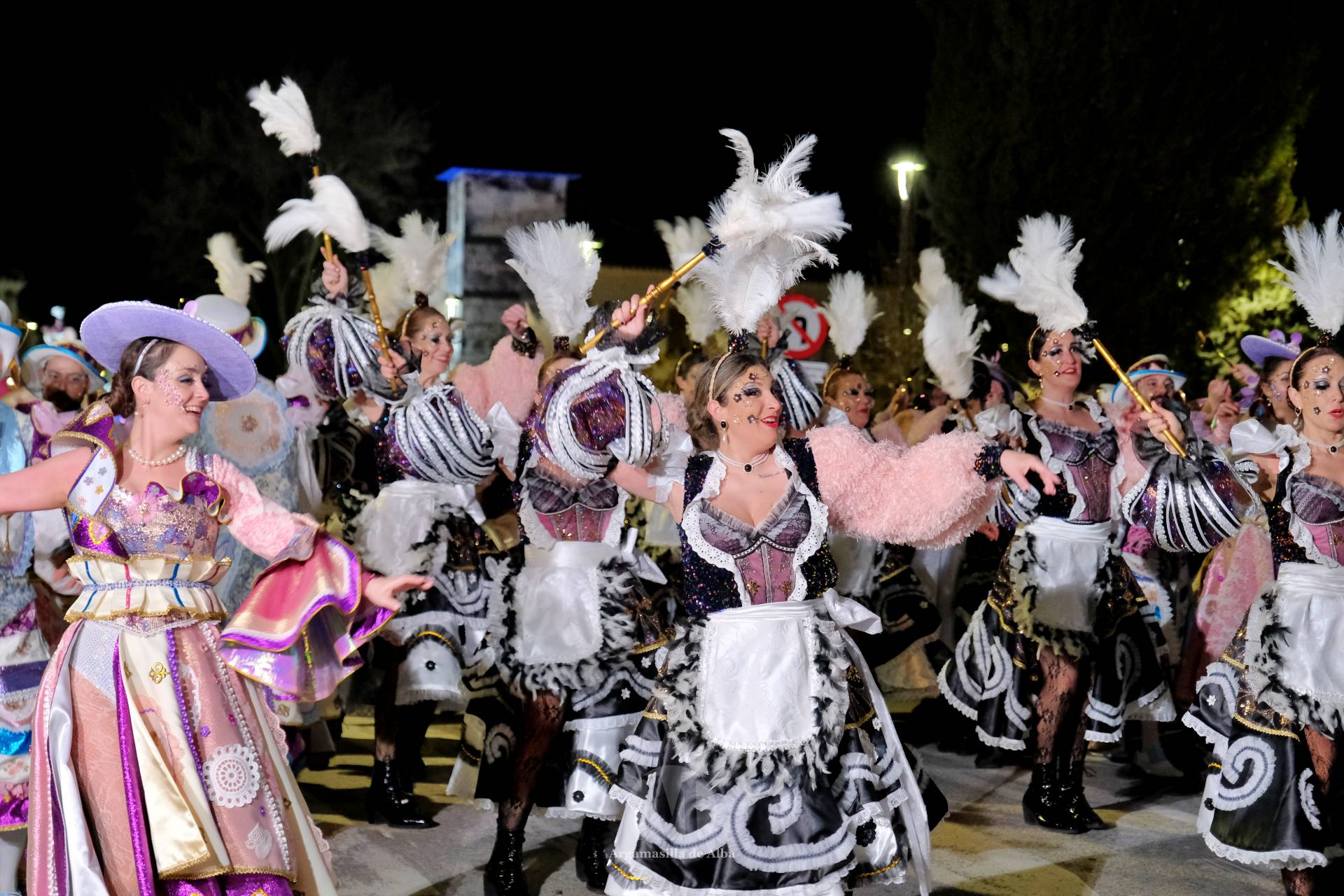 El Gran Desfile de Comparsas recorre Argamasilla de Alba con diez agrupaciones