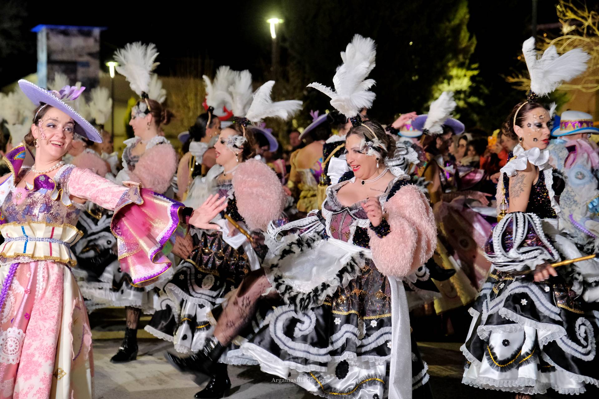 El Gran Desfile de Comparsas recorre Argamasilla de Alba con diez agrupaciones