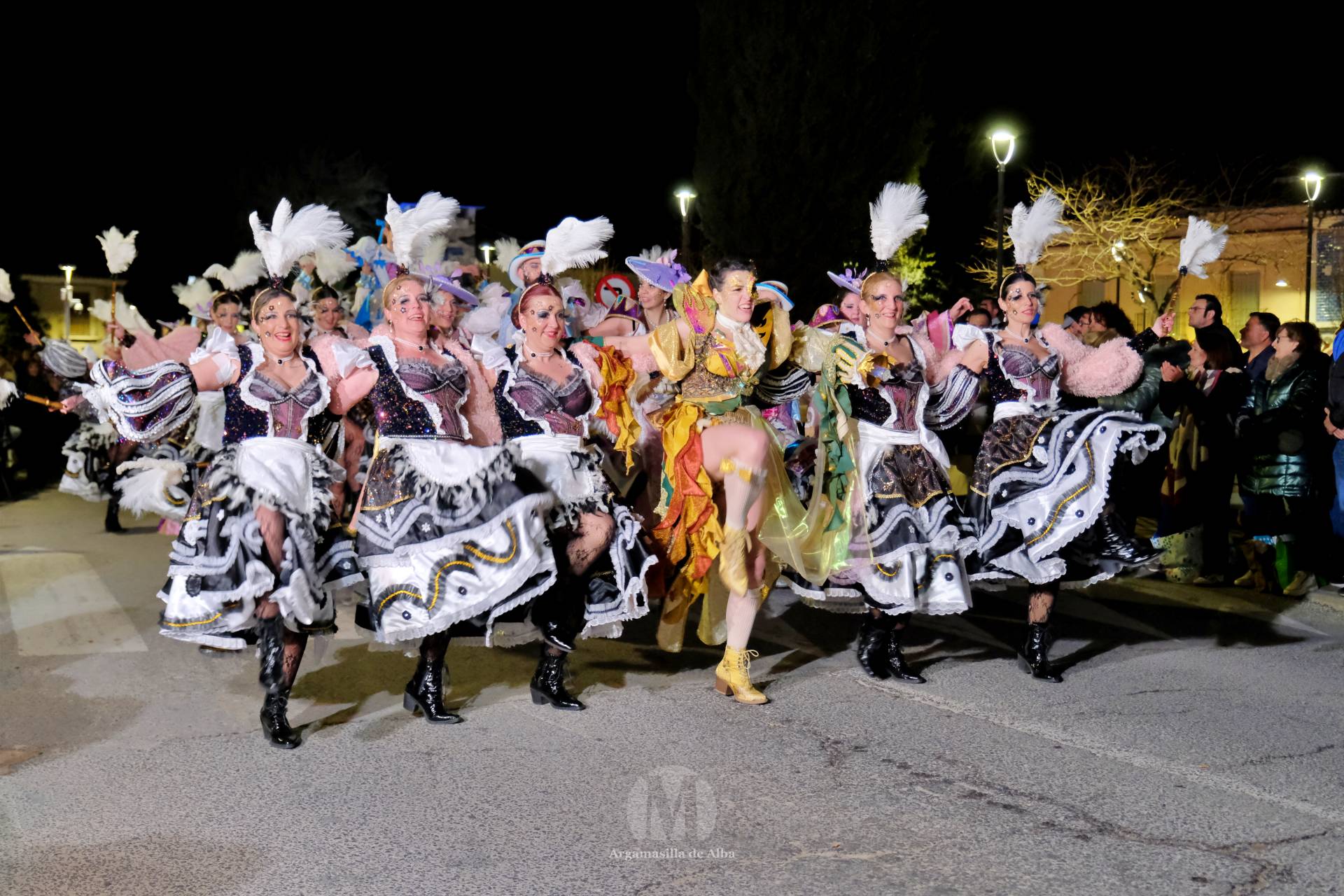 El Gran Desfile de Comparsas recorre Argamasilla de Alba con diez agrupaciones