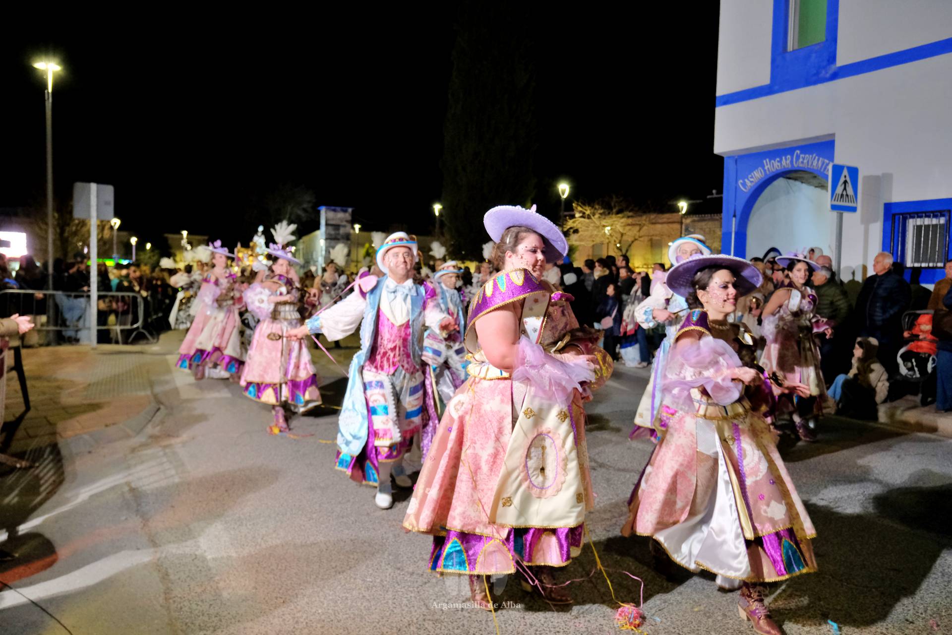 El Gran Desfile de Comparsas recorre Argamasilla de Alba con diez agrupaciones