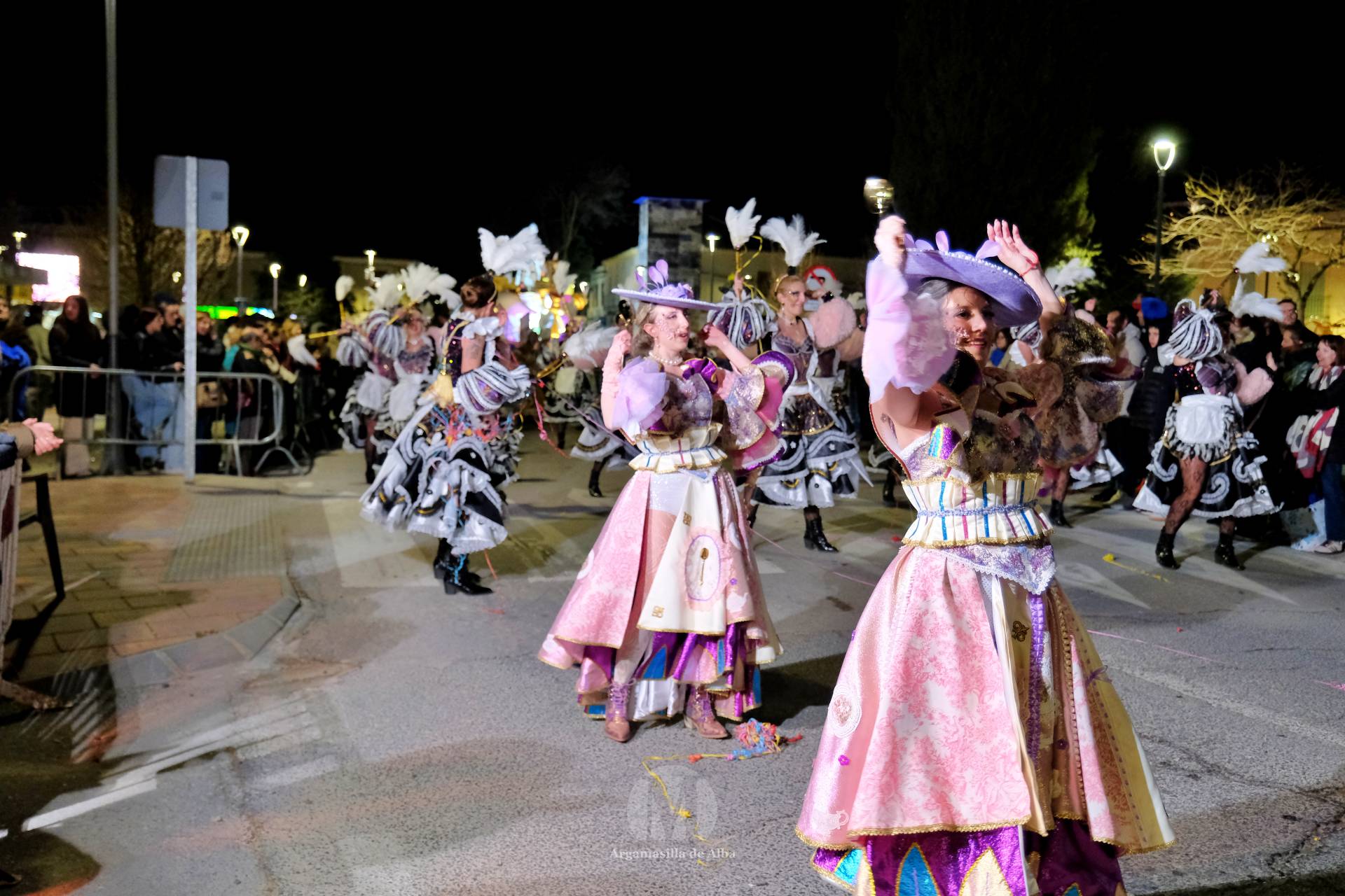 El Gran Desfile de Comparsas recorre Argamasilla de Alba con diez agrupaciones