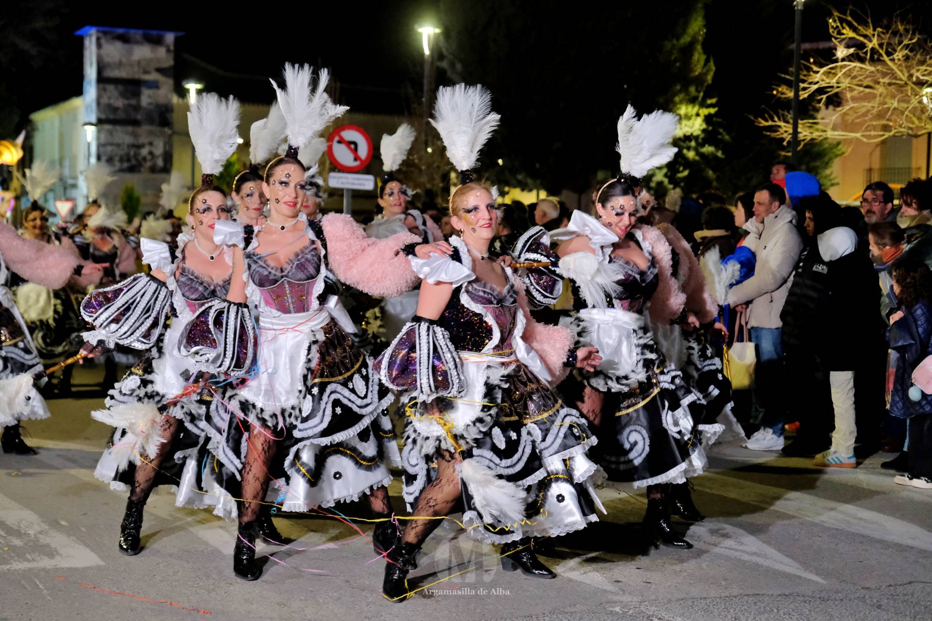 El Gran Desfile de Comparsas recorre Argamasilla de Alba con diez agrupaciones