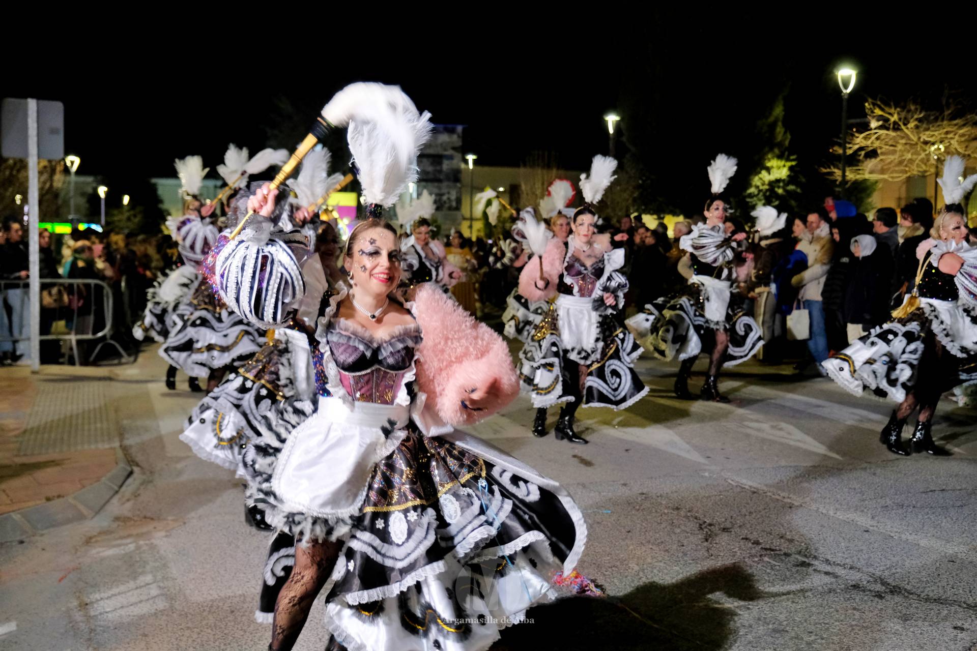 El Gran Desfile de Comparsas recorre Argamasilla de Alba con diez agrupaciones