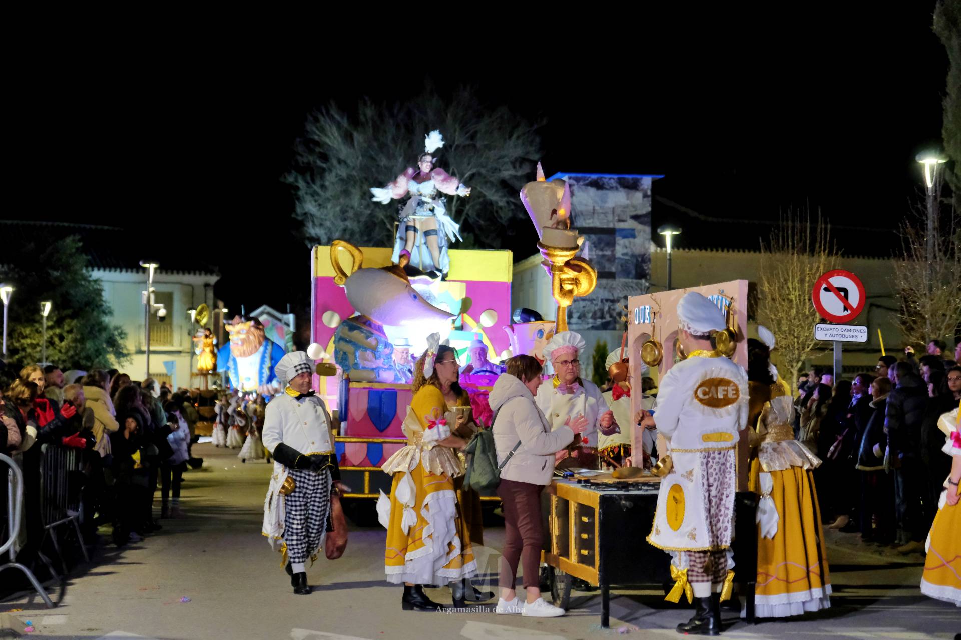 El Gran Desfile de Comparsas recorre Argamasilla de Alba con diez agrupaciones