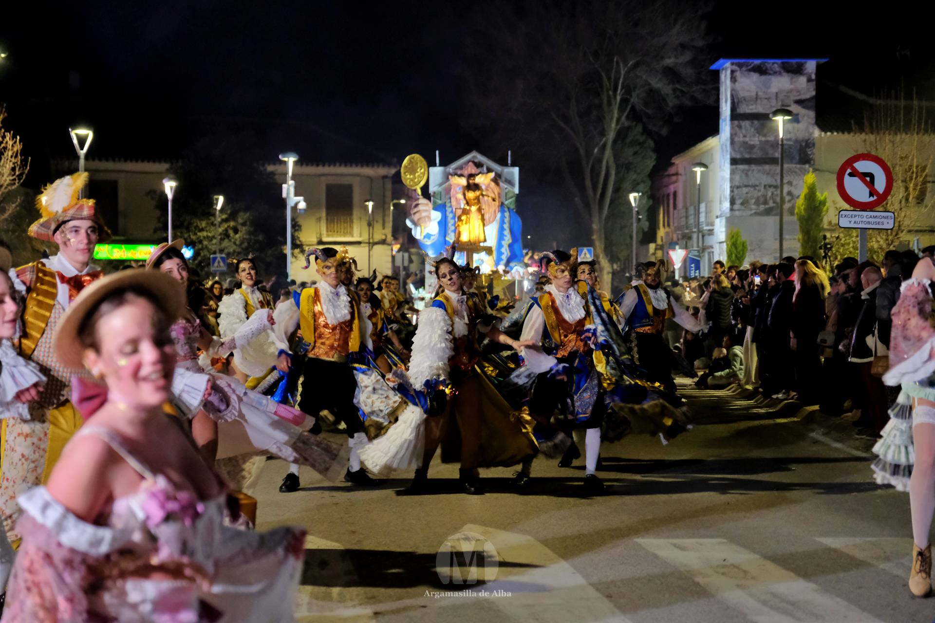 El Gran Desfile de Comparsas recorre Argamasilla de Alba con diez agrupaciones
