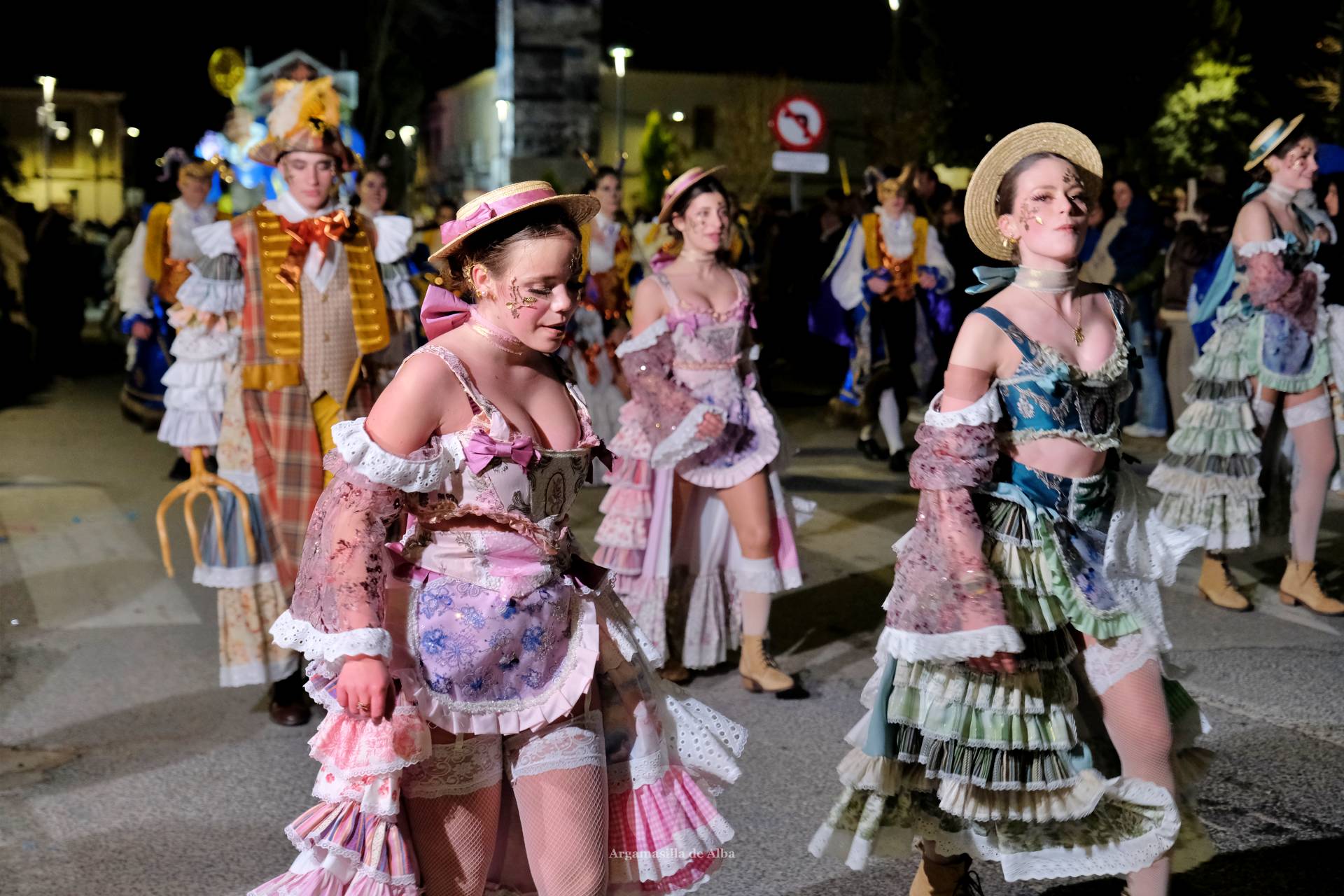 El Gran Desfile de Comparsas recorre Argamasilla de Alba con diez agrupaciones