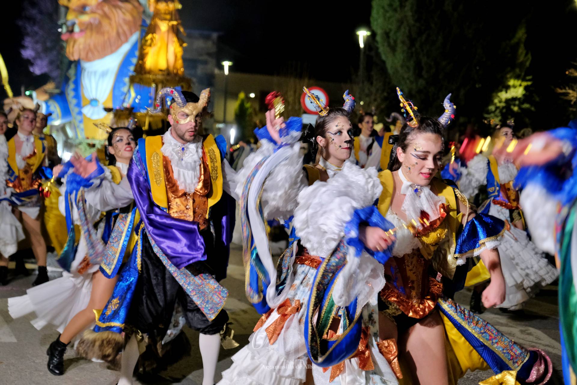 El Gran Desfile de Comparsas recorre Argamasilla de Alba con diez agrupaciones