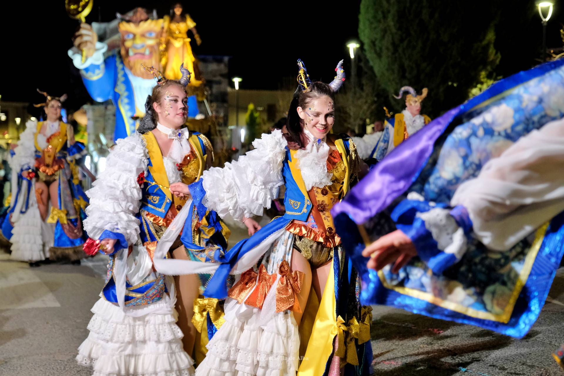 El Gran Desfile de Comparsas recorre Argamasilla de Alba con diez agrupaciones