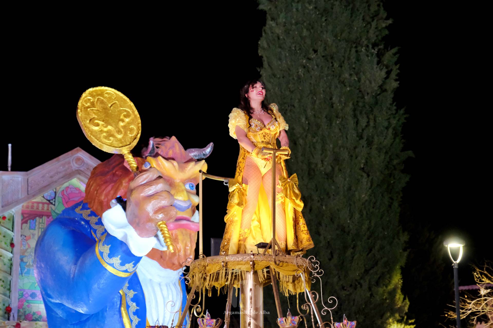 El Gran Desfile de Comparsas recorre Argamasilla de Alba con diez agrupaciones