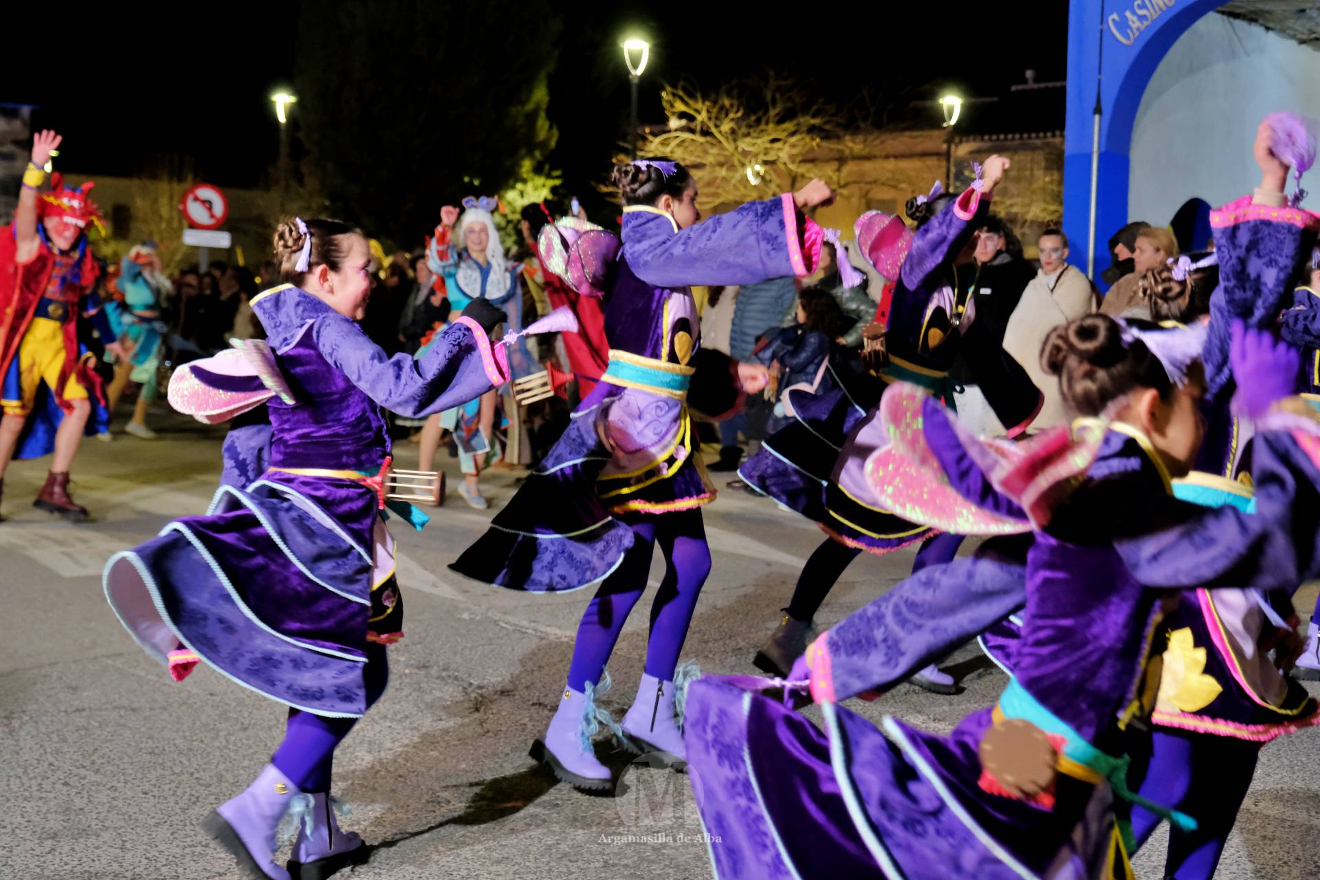 El Gran Desfile de Comparsas recorre Argamasilla de Alba con diez agrupaciones