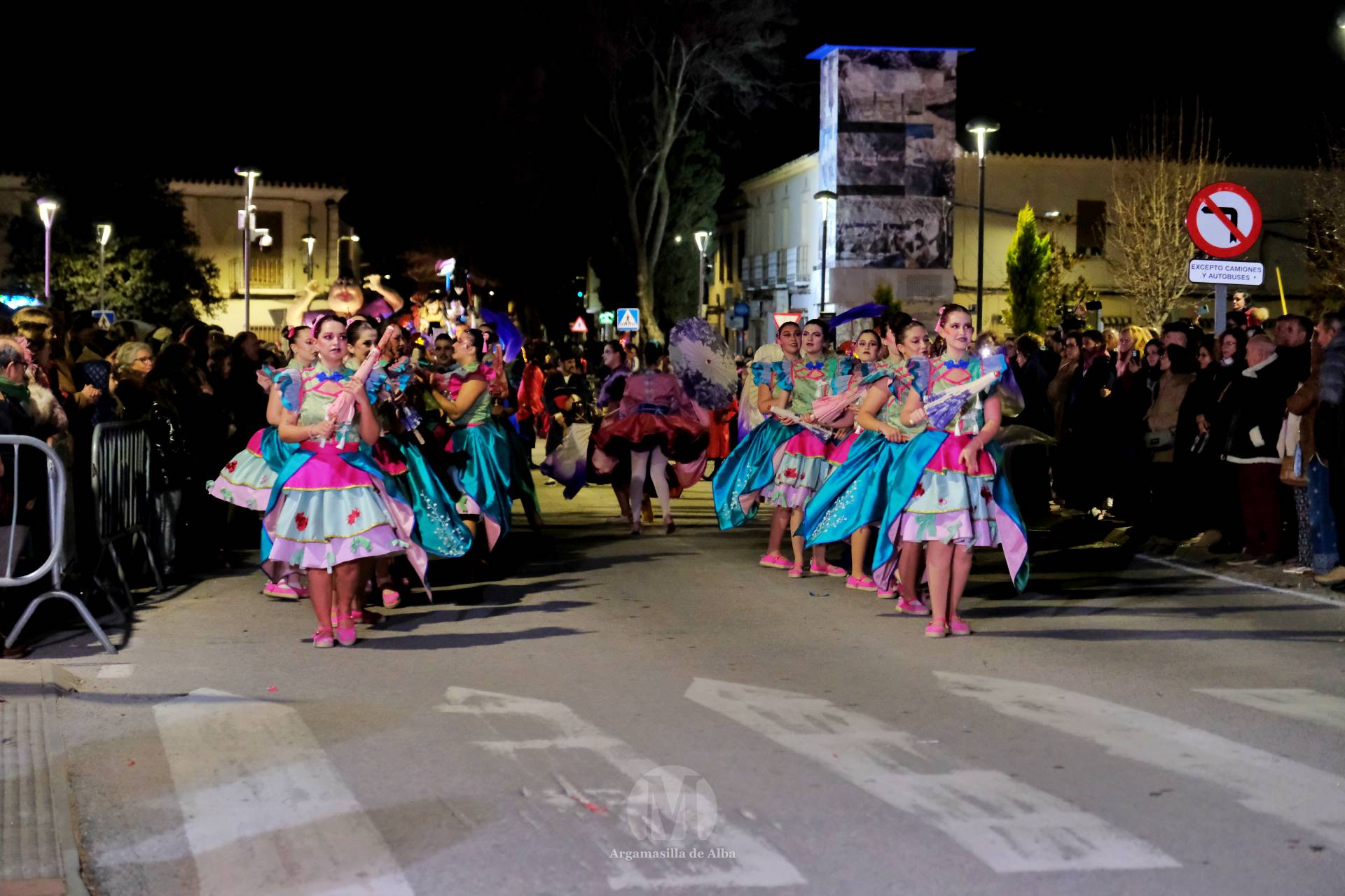 El Gran Desfile de Comparsas recorre Argamasilla de Alba con diez agrupaciones