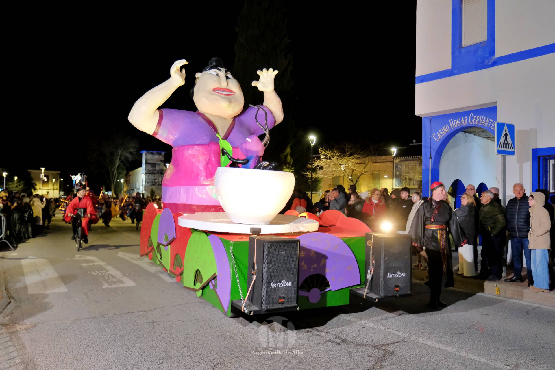 El Gran Desfile de Comparsas recorre Argamasilla de Alba con diez agrupaciones