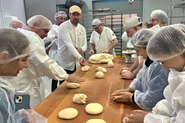 Jesús Sánchez muestra a una delegación turca el modelo sanitario del Pan de Cruz en Tomelloso