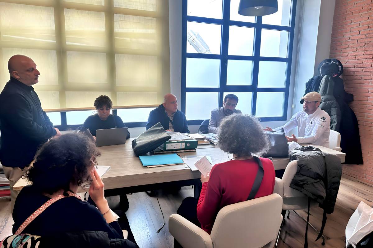 Jesús Sánchez muestra a una delegación turca el modelo sanitario del Pan de Cruz en Tomelloso