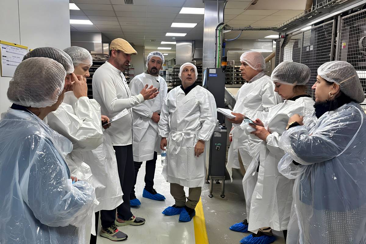 Jesús Sánchez muestra a una delegación turca el modelo sanitario del Pan de Cruz en Tomelloso