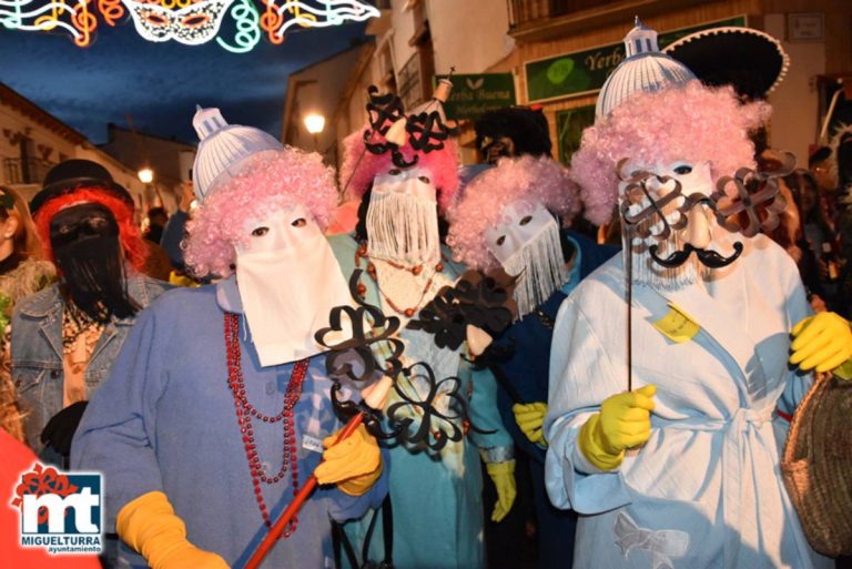 Vivir la última trama de los Bridgerton desde el Carnaval de Miguelturra: la «Máscara Callejera»