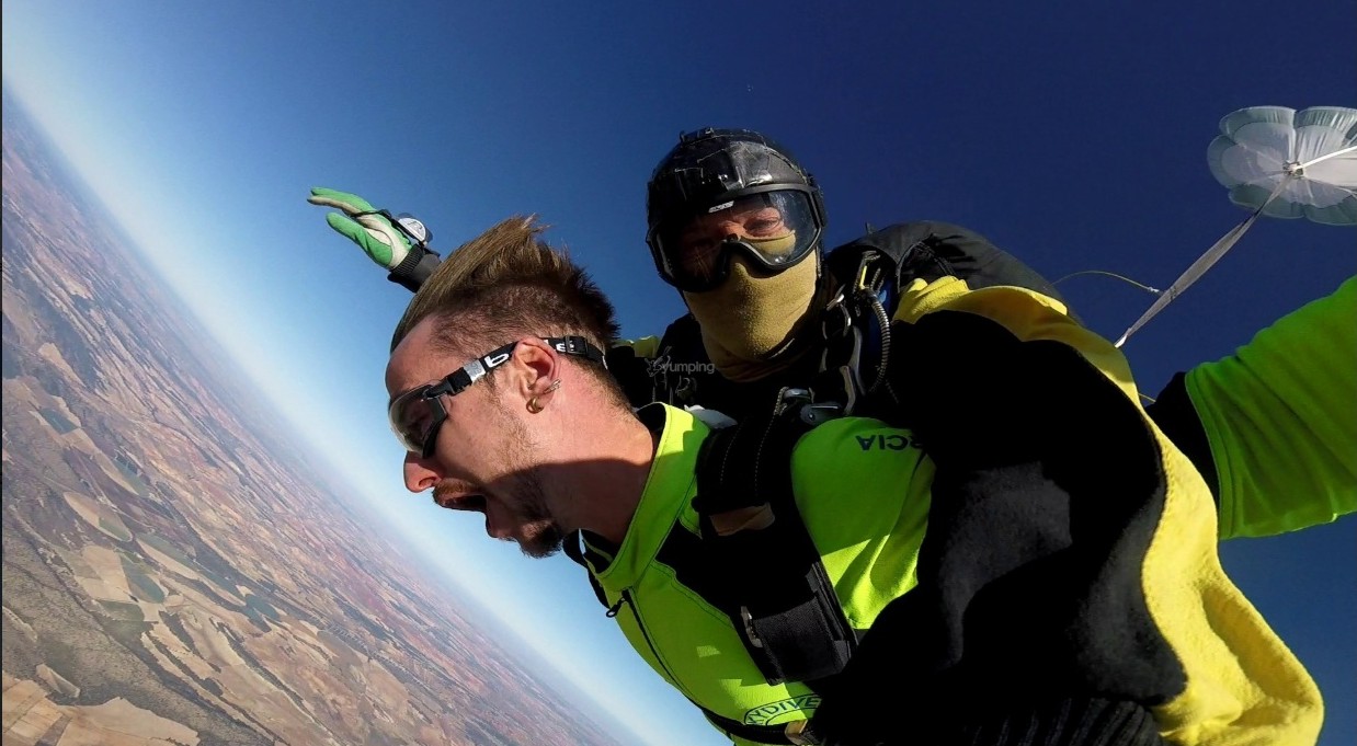 Lanzarse al vacío: cuatro lugares para hacer paracaidismo en Castilla-La Mancha