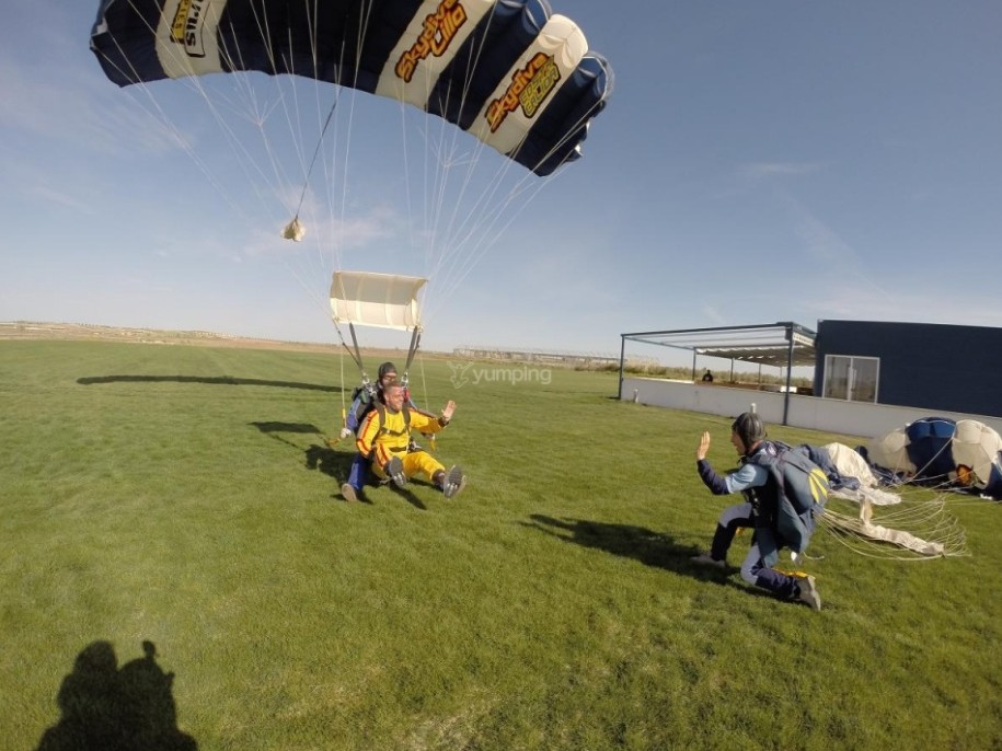 Lanzarse al vacío: cuatro lugares para hacer paracaidismo en Castilla-La Mancha