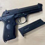 Investigado un hombre en Cuenca por vender productos falsificados y hallada una pistola simulada en un bazar