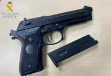 Investigado un hombre en Cuenca por vender productos falsificados y hallada una pistola simulada en un bazar