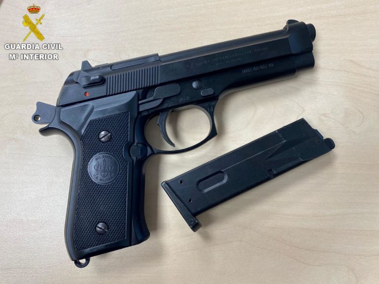 Investigado un hombre en Cuenca por vender productos falsificados y hallada una pistola simulada en un bazar