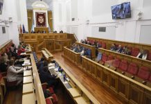 Las Cortes avalan el convenio de transporte y las cuentas de 2022