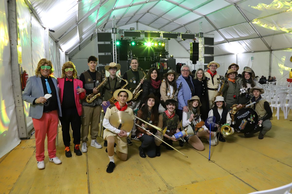 La Charanga Vinoblanco prende la mecha del Carnaval 2026 en Manzanares con un pregón lleno de música y teatro