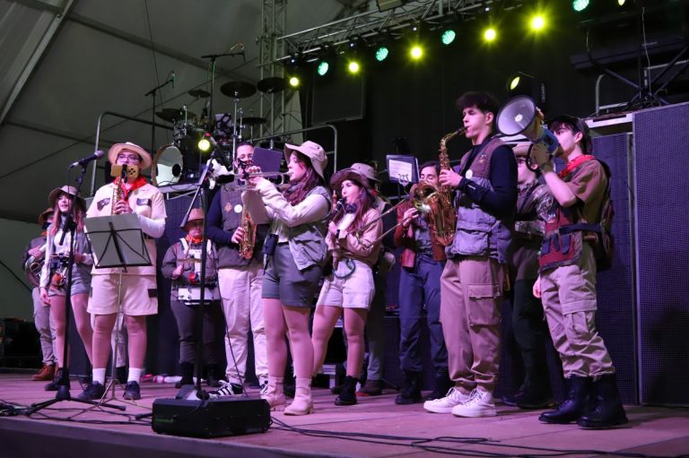 La Charanga Vinoblanco prende la mecha del Carnaval 2026 en Manzanares con un pregón lleno de música y teatro