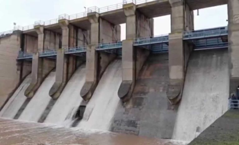 La presa de la Vega del Jabalón mantiene abiertas sus compuertas al no cumplir las garantías de seguridad