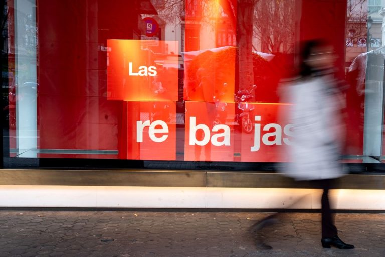 Los castellanomanchegos ajustan el bolsillo en rebajas: el gasto medio cae hasta los 260 euros