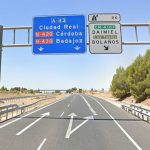 Recogen firmas para exigir la reparación urgente del firme de la A-43