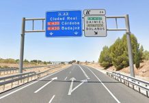 Recogen firmas para exigir la reparación urgente del firme de la A-43