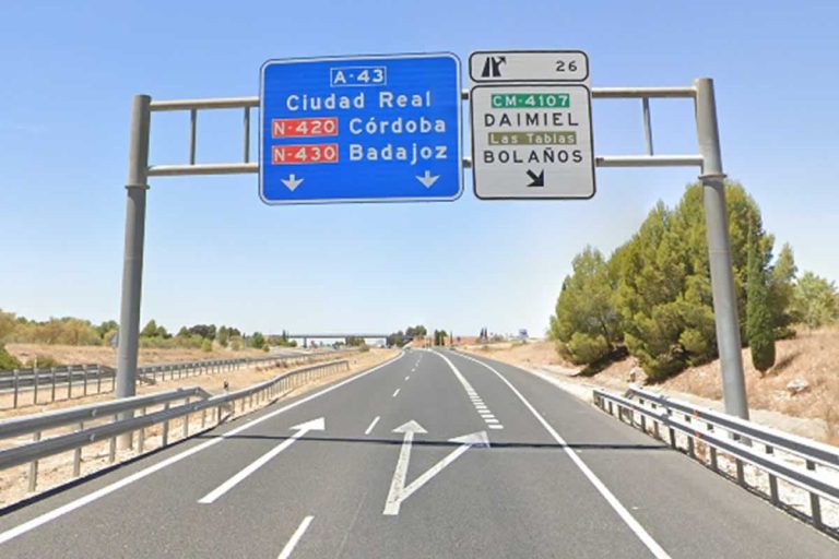Recogen firmas para exigir la reparación urgente del firme de la A-43