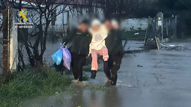 Rescate en Alcolea de Tajo tras quedar una mujer aislada por una inundación